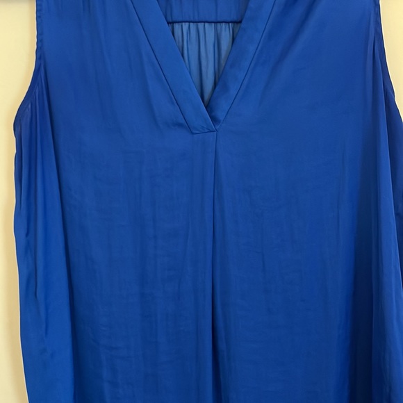 Vince Camuto Blue Sleeveless Silky Blouse - Size M! - Picture 3 of 4